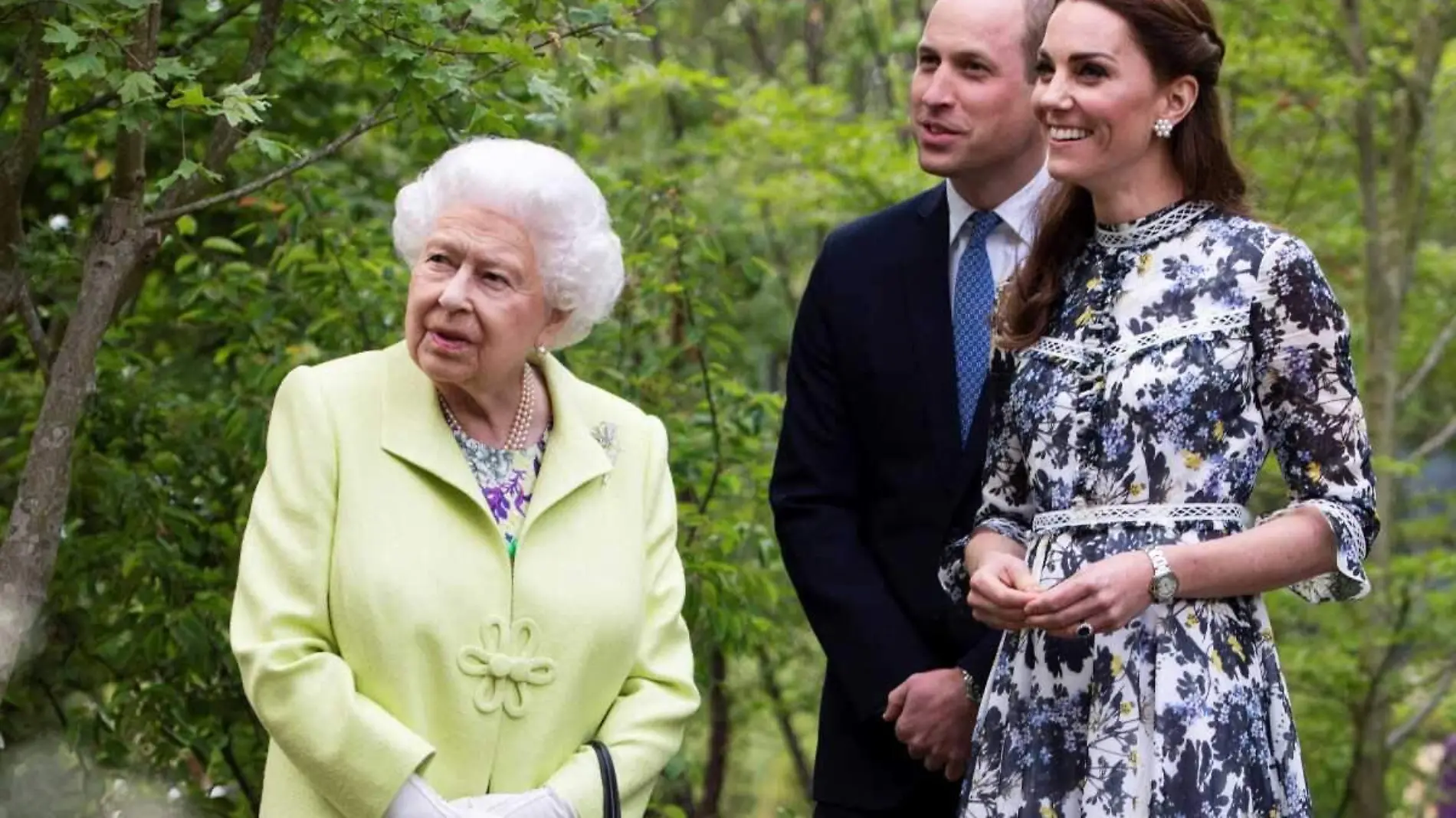 Principe William con reina Isabel